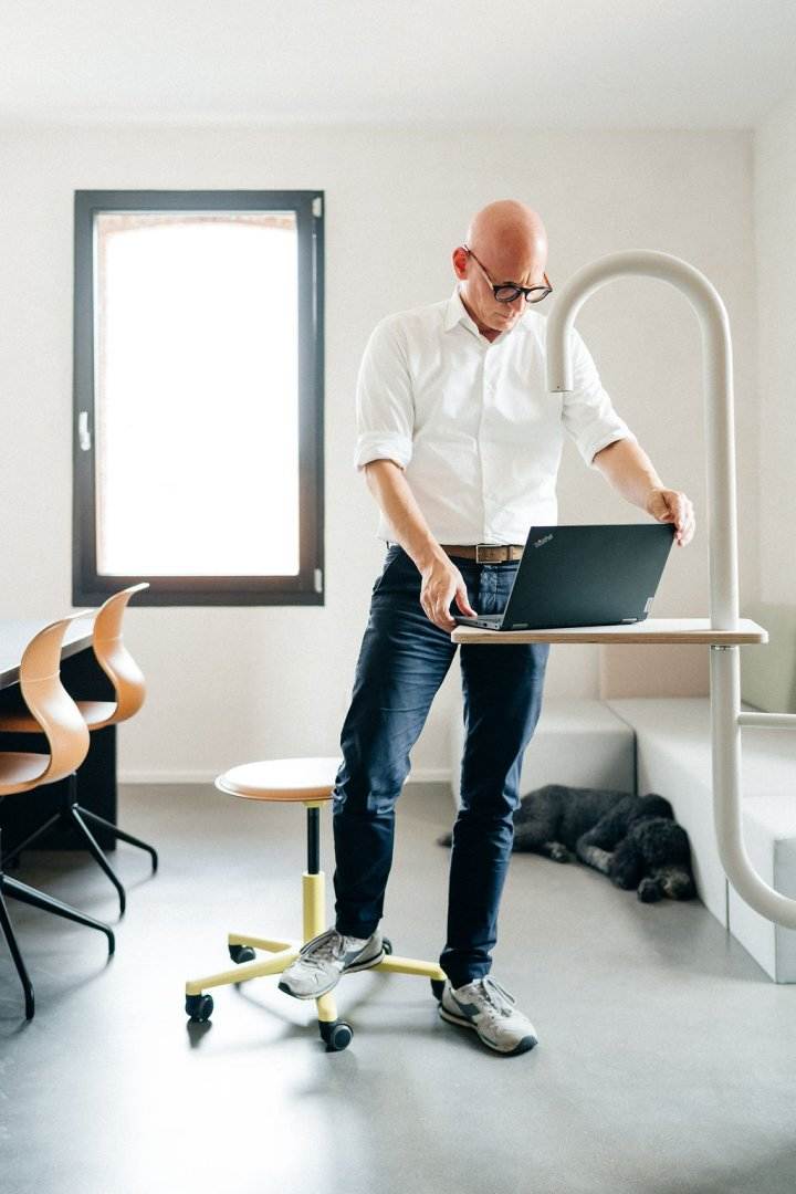 FLEX Cobra board, table with lamp FLÖTOTTO - Just putting tables and chairs in a room isn’t enough any more.