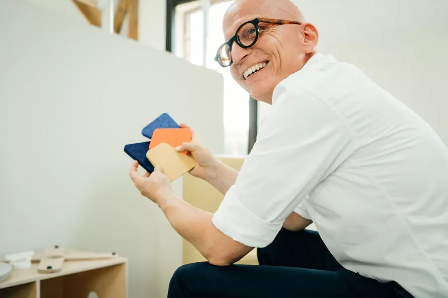 FLÖTOTTO - Es reicht nicht mehr, Tische und Stühle in Räume zu stellen.